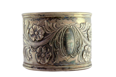 Argola de guardanapo em prata com relevos florais envolvendo cartela para monograma.